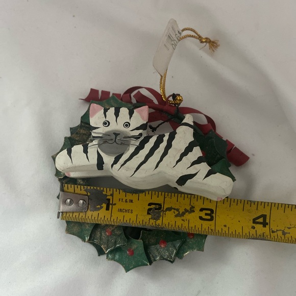 Vintage Christmas Ornament white tiger Cat Holly Metal Wreath wood cat figurine - Picture 6 of 14